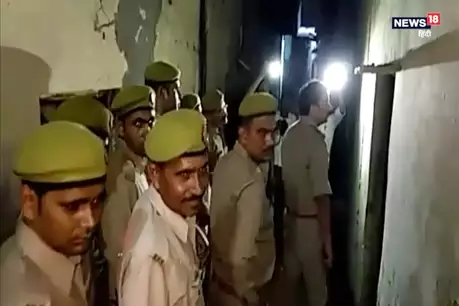 मेरठ पुलिस एक्शन मोड में : वांछित बदमाशों की तलाश में जगह-जगह दबिश दे रही है पुलिस मेरठ पुलिस एक्शन मोड में : वांछित बदमाशों की तलाश में जगह-जगह दबिश दे रही है पुलिस
