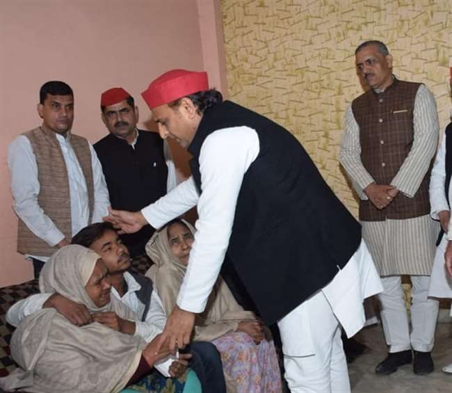 हिंसा में मरने वालों के परिजनों को सपा राष्ट्रीय अध्यक्ष ने दिए पांच लाख, कहा-हम आपके साथ