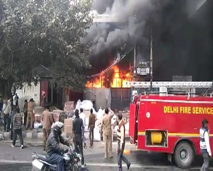 दिल्ली में दो जगहों पर लगी आग, नरेला इंडस्ट्रियल एरिया और मंगोलपुरी इलाके में जूता फैक्ट्रियों में आग लगी है. फायर ब्रिगेड की 15 गाड़ियां मौके पर