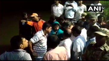 बिहार : कटिहार में 40 लोगों को ले जा रही नाव पलटी, दो की मौत, सात लापता बिहार : कटिहार में 40 लोगों को ले जा रही नाव पलटी, दो की मौत, सात लापता