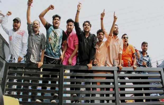बजरंग दल के कार्यकर्ताओ ने थाने पर हमला कर साथी को कराया आजाद बजरंग दल के कार्यकर्ताओ ने थाने पर हमला कर साथी को कराया आजाद