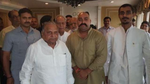 मुलायम सिंह ने देखी Big B की फ़िल्म 102 नाट आउट मुलायम सिंह ने देखी Big B की फ़िल्म 102 नाट आउट