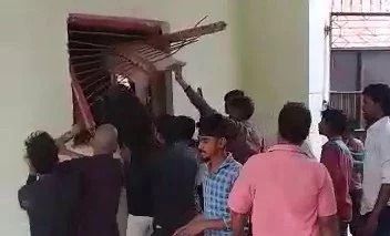 छेड़खानी के विरोध पर अराजक तत्वों का कॉलेज में उत्पात, शिक्षक को बुरी तरह से पीटा छेड़खानी के विरोध पर अराजक तत्वों का कॉलेज में उत्पात, शिक्षक को बुरी तरह से पीटा