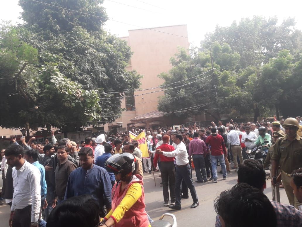 पीएफ घोटाले के विरोध में सड़क पर उतरे बिजलीकर्मी पीएफ घोटाले के विरोध में सड़क पर उतरे बिजलीकर्मी