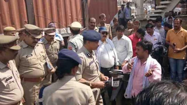 कानपुर में बाइक सवार बदमाशों ने पेट्रोल पंप मैनेजर से लूटे 9 लाख रुपये कानपुर में बाइक सवार बदमाशों ने पेट्रोल पंप मैनेजर से लूटे 9 लाख रुपये