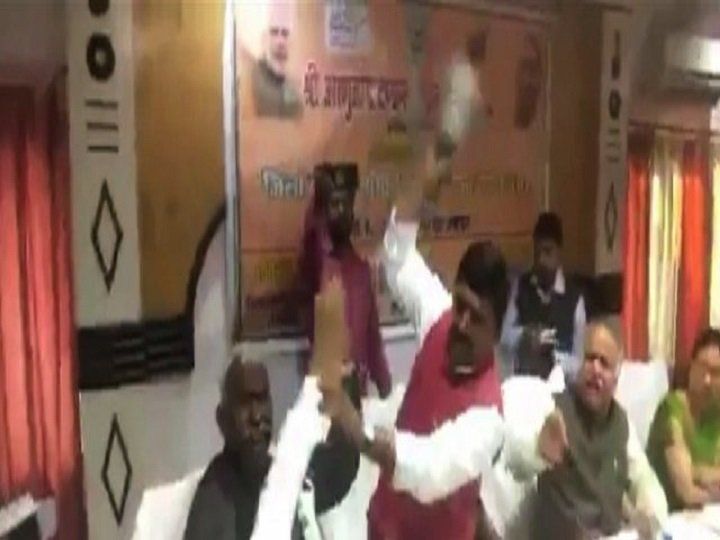 जानिए कैसे कटा जूता कांड के हीरो का टिकट, योगी ने डील कराई और प्रवीण निषाद को टिकट मिल गया