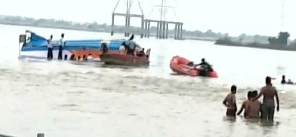 कृष्णा नदी में नाव पलटने से बड़ा हादसा, 26 के मरने की खबर, 14 शव निकाले
