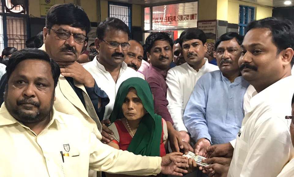 लखीमपुर खीरी मामला --- सपा सुप्रीमो अखिलेश यादव के निर्देश पर एमएलसी आनंद भदौरिया के नेतृत्व में 15 सदस्यीय नेताओं ने ट्रॉमा सेंटर में पीड़िता से मुलाक़ात कर 51 हज़ार की मदत की !!! सरकार से पाँच लाख का � लखीमपुर खीरी मामला --- सपा सुप्रीमो अखिलेश यादव के निर्देश पर एमएलसी आनंद भदौरिया के नेतृत्व में 15 सदस्यीय नेताओं ने ट्रॉमा सेंटर में पीड़िता से मुलाक़ात कर 51 हज़ार की मदत की !!! सरकार से पाँच लाख का �