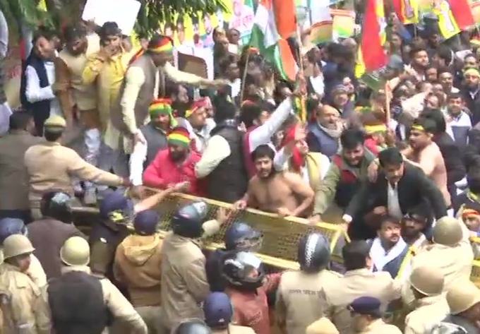 प्रगतिशील समाजवादी पार्टी के कार्यकर्ताओं ने लखनऊ में नागरिकता संशोधन कानून के खिलाफ विरोध प्रदर्शन किया।