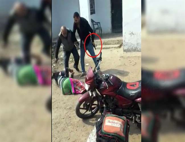 आजमगढ़ में प्रधानाध्यापक ने पुत्र के साथ महिला शिक्षामित्र को जमकर पीटा