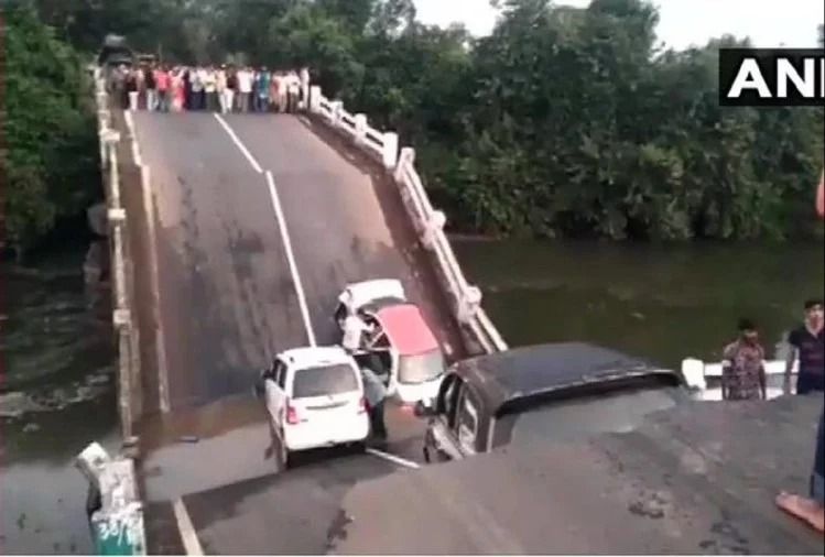 गुजरात : जूनागढ़ में भारी बारिश के कारण टूटा सड़क पुल, खाई में गिरीं कई कारें