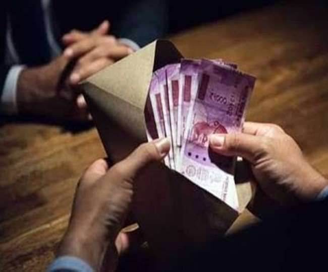 अंबेडकरनगर- घूस लेते तहसीलदार सदर का वीडियो हुआ वायरल अंबेडकरनगर- घूस लेते तहसीलदार सदर का वीडियो हुआ वायरल