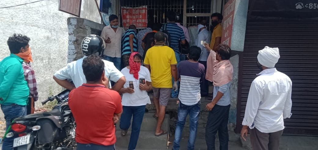 शराब दुकान पर उड़ रही लॉकडाउन की धज्जियां दुकानों पर महिला पुरुष शराब खरीदने पहुंचे,काउंटर पर कई लोग एक साथ दिख रहे,शराब की दुकानों पर दिख रही भीड़।