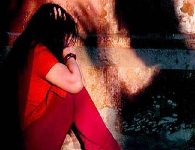 एटा में मां ने दो बेटियों का कराया सामूहिक दुष्कर्म, 20 लाख में बेचा