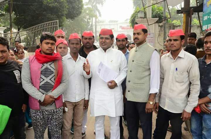 ललई यादव समेत सपाईयो पर झूठा मुकदमा दर्ज होने पर सपाई समर्थक भड़के,राज्यपाल को दिया ज्ञापन-जेपी यादव