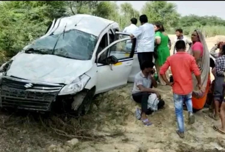 यमुना एक्सप्रेस वे पर टायर फटने से रेलिंग तोड़ नीचे गिरी कार, छह लोग घायल