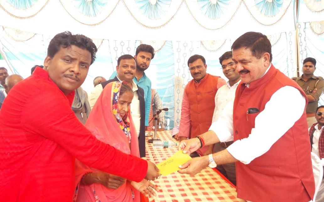 प्राकृतिक आपदा पीड़ित ग्रामीणों को कैम्प लगाकर प्रशासन ने वितरीत किये चेक