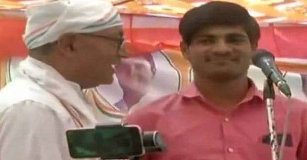 दिग्विजय सिंह की रैली में हुई ये घटना, दिग्विजय सिंह ने उसे माइक दिया. माइक लेते ही लड़के ने कहा कि मोदी जी ने सर्जिकल स्ट्राइक किया है, आतंकियों को मारा है दिग्विजय सिंह की रैली में हुई ये घटना, दिग्विजय सिंह ने उसे माइक दिया. माइक लेते ही लड़के ने कहा कि मोदी जी ने सर्जिकल स्ट्राइक किया है, आतंकियों को मारा है