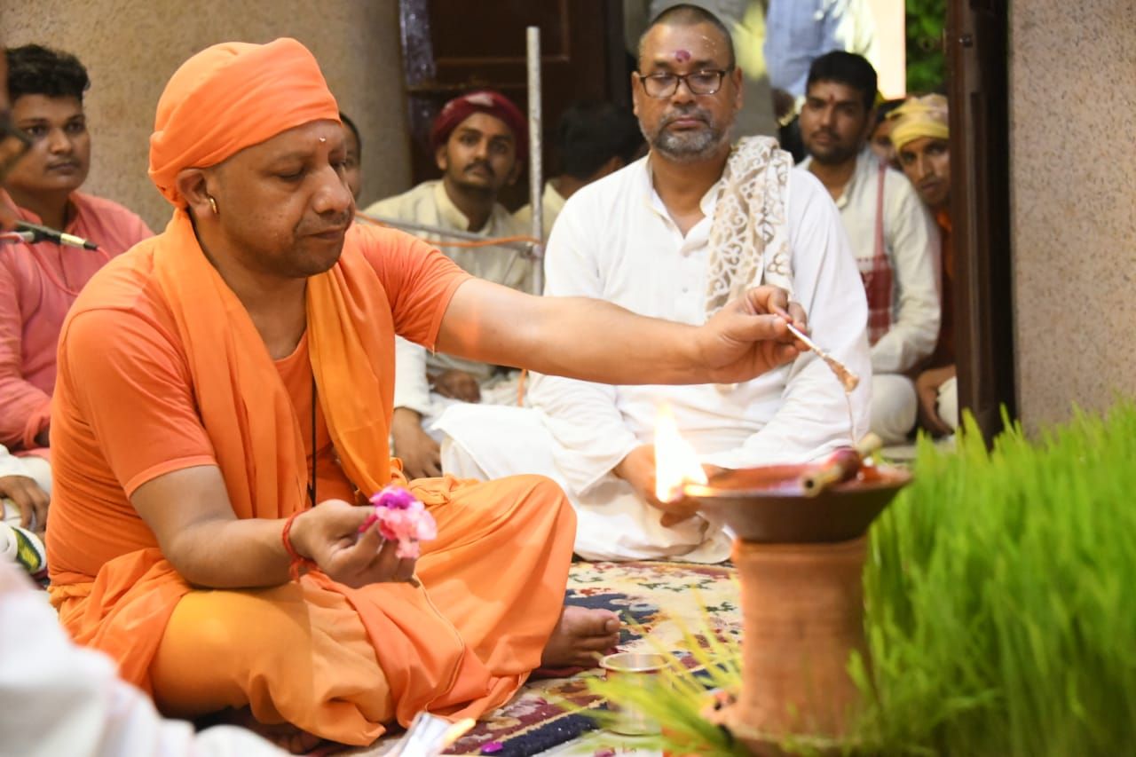 महानिशा पूजन विधिविधान से गोरक्षपीठाधीश्वर द्वारा नाथ परम्परा के अनुसार वैदिक मंत्रों के बीच सम्पन्न कराया महानिशा पूजन विधिविधान से गोरक्षपीठाधीश्वर द्वारा नाथ परम्परा के अनुसार वैदिक मंत्रों के बीच सम्पन्न कराया