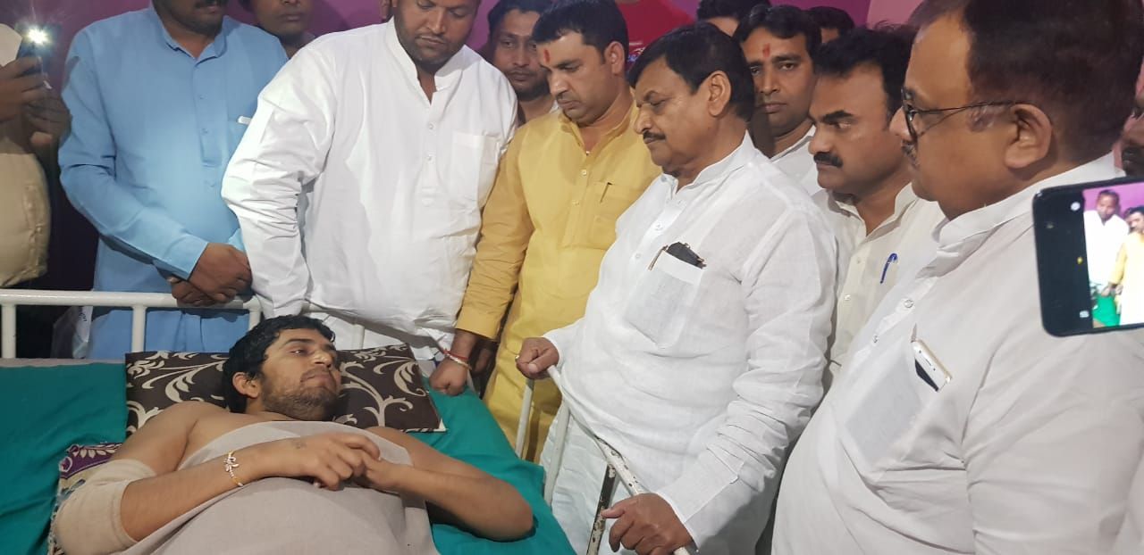 नोएडा : आज शिवपाल यादव ने पुलिस द्वारा नोएडा में बर्बरता पूर्वक गोली मारकर घायल किये गए जितेन्द्र यादव व पीड़ित परिवार से मुलाकात की। मोर्चा कीओर से पीड़ित परिवार को एक लाख की आर्थिक सहायता दी।