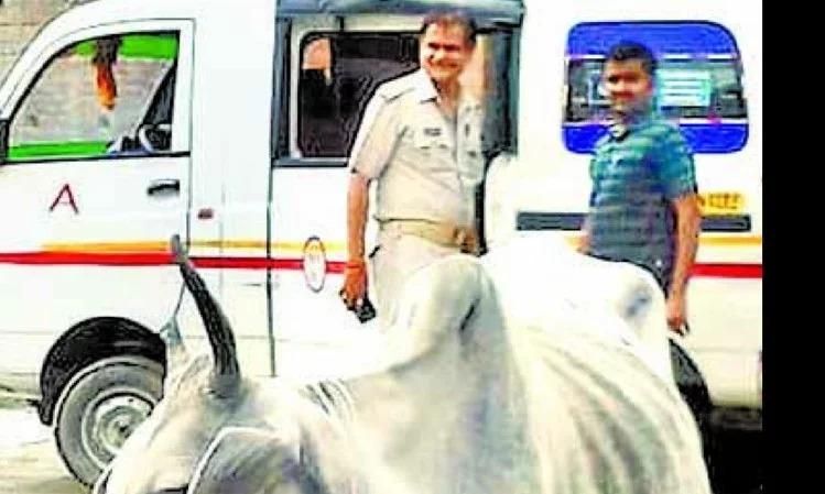 कैदी को कोर्ट से घर ले गया सिपाही, फोटो और वीडियो सोशल मीडिया पर वायरल कैदी को कोर्ट से घर ले गया सिपाही, फोटो और वीडियो सोशल मीडिया पर वायरल