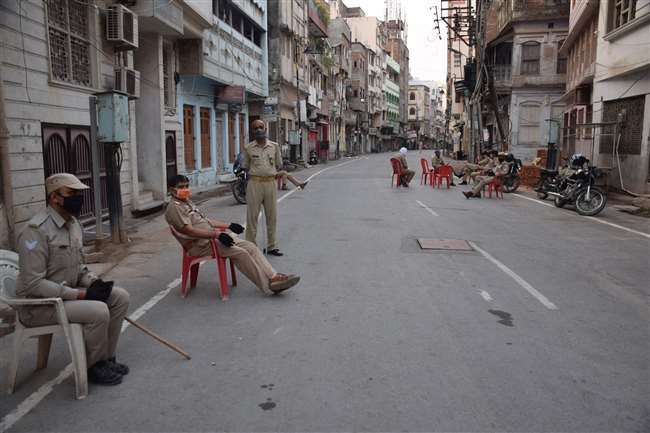 वाराणसी : मंगलवार को सर्वाधिक 12 कोरोना पॉजिटिव मरीज मिलने के बाद जिलाधिकारी ने आज  नगर क्षेत्र में संपूर्ण लॉकडाउन घोषित कर दिया है।