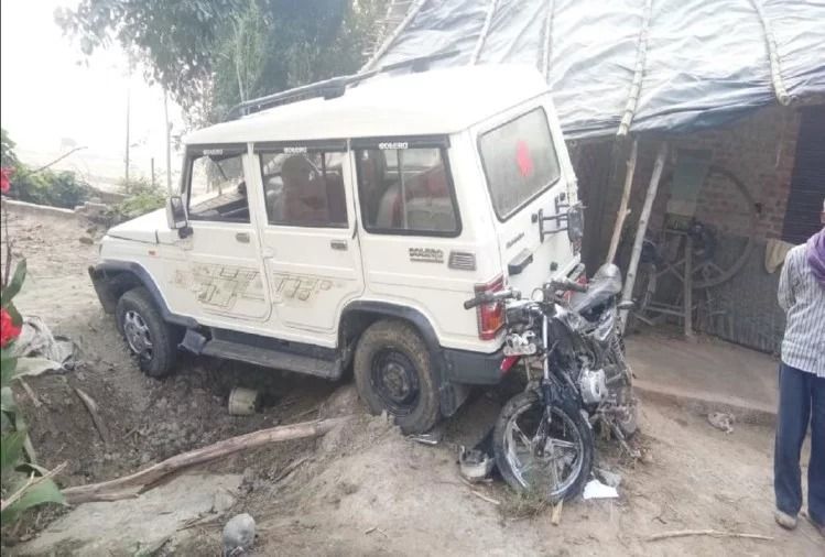 बोलेरो और बाइक की भीषण टक्कर, हादसे में दो भाइयों समेत तीन की मौत बोलेरो और बाइक की भीषण टक्कर, हादसे में दो भाइयों समेत तीन की मौत