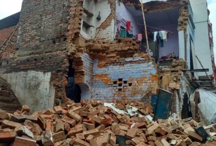 राजधानी में बारिश की मार से धराशायी हुआ दो मंजिला मकान राजधानी में बारिश की मार से धराशायी हुआ दो मंजिला मकान