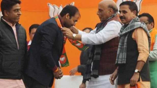 AAP को झटका, विधायक मनोज कुमार बीजेपी में शामिल