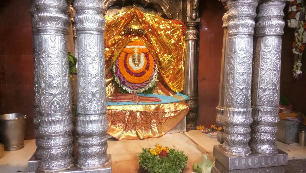 वाराणसी : अन्नपूर्णा दरबार मे उमड़े भक्त माँ का दर्शन पा हुये निहाल भक्तो ने लगाई मन्नतो की फेरी माँ के दरबार मे ।