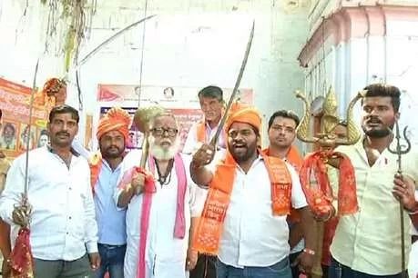 अगर हिंदू 200 रुपये कमाता है तो 50 रुपये हथियार पर खर्च करे: अखिल भारत हिंदू महासभा