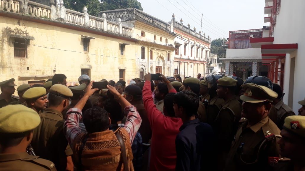 न्यास अध्यक्ष महन्त नृत्य गोपाल दास पर टिप्पणी कर फंसे परमहँसदास, पुलिस ने लिया हिरासत में न्यास अध्यक्ष महन्त नृत्य गोपाल दास पर टिप्पणी कर फंसे परमहँसदास, पुलिस ने लिया हिरासत में