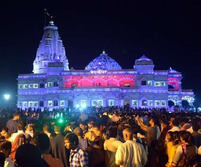 कान्हा के जन्मोत्सव की झलक देखने के लिए उमड़ रही आस्था कान्हा के जन्मोत्सव की झलक देखने के लिए उमड़ रही आस्था