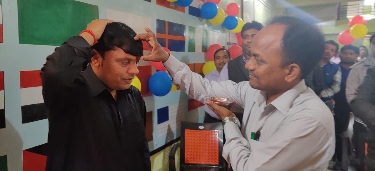 फाग गीतों पर झूमे लोग खेली फूलों से होली