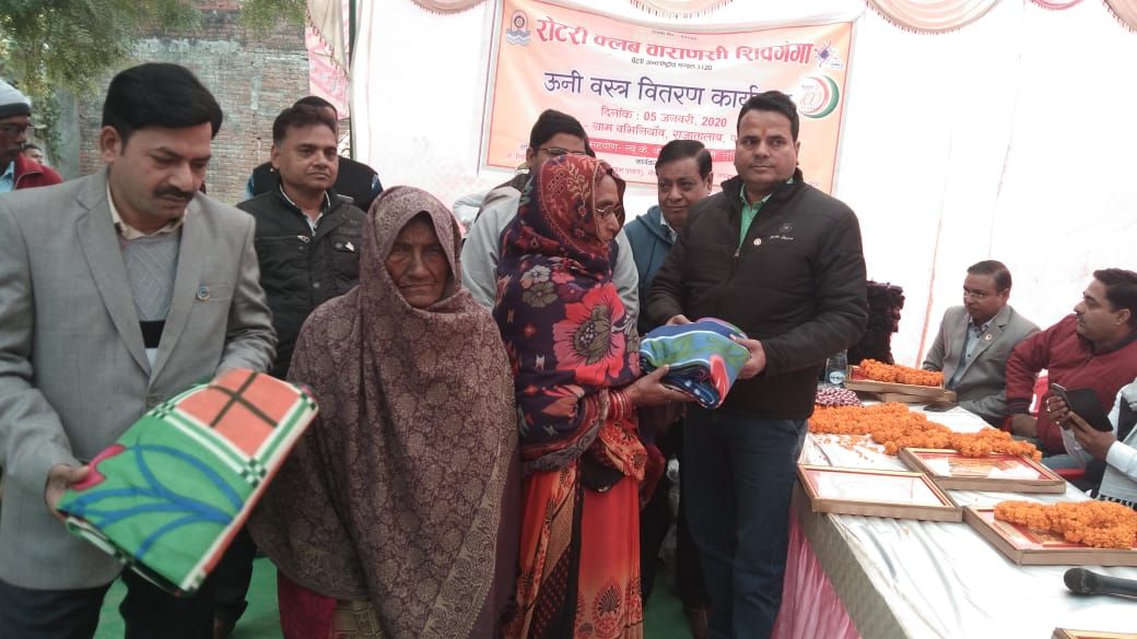 ब्लाक प्रमुख, ग्राम प्रधान ने मिलकर सैकड़ों जरूरतमंदों को बांटे कंबल, साल, जैकेट