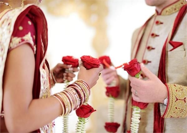 आधी रात को कुशीनगर में SDM को यौन शोषण का आरोप लगाने वाली महिला मित्र से शादी रचानी पड़ी