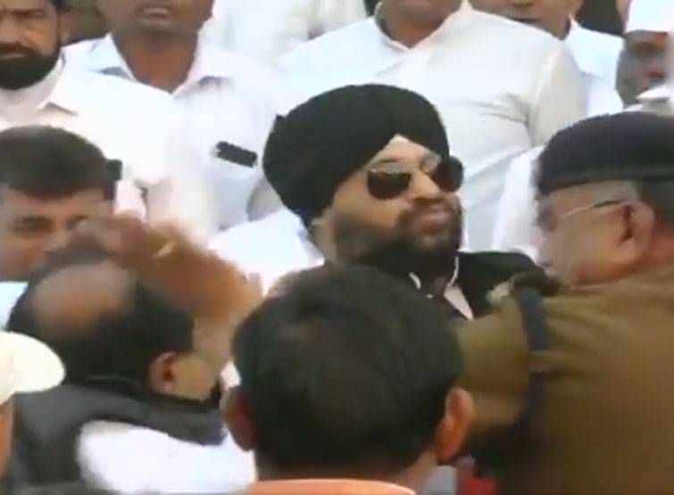 तिरंगा फहराने को लेकर भिड़े कांग्रेसी नेता, जमकर चले थप्पड़-घूंसे