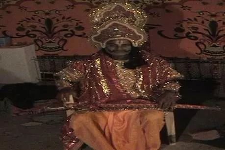 रामलीला में दशरथ का पात्र निभाते हुए कलाकार ने मंच पर दी जान, लोगों की नम हुईं आंखें