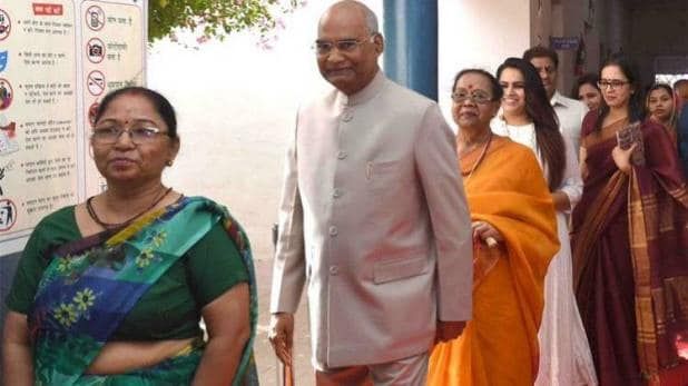 वोट डालने के लिए लाइन में खड़े हुए देश के राष्ट्रपति वोट डालने के लिए लाइन में खड़े हुए देश के राष्ट्रपति