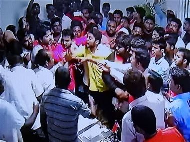 अभाविप का हंगामा, शिक्षकों-कर्मचारियों से हाथापाई अभाविप का हंगामा, शिक्षकों-कर्मचारियों से हाथापाई