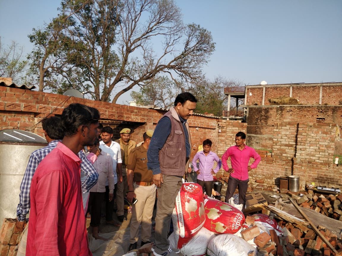 चक्रवाती तूफान से पिंडरा बरही कला गांव में हुए तबाही का अफसरों ने लिया जायजा चक्रवाती तूफान से पिंडरा बरही कला गांव में हुए तबाही का अफसरों ने लिया जायजा
