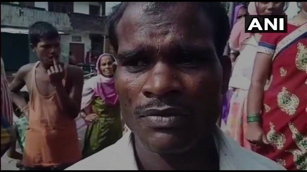 श्रवस्ती: महिला ने भिंगा में सड़क के किनारे पर एक बच्चे को जन्म दिया। पति ने आरोप लगाया कि जिला अस्पताल ले गए जहां से उन्हें बहराइच और फिर लखनऊ रिफर किया गया था।