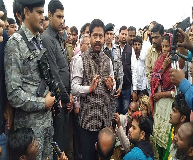 ओलावृष्टि और बारिश से नुकसान की भरपाई को लेकर चित्रकूट में प्रभारी मंत्री को किसानों ने घेरा ओलावृष्टि और बारिश से नुकसान की भरपाई को लेकर चित्रकूट में प्रभारी मंत्री को किसानों ने घेरा