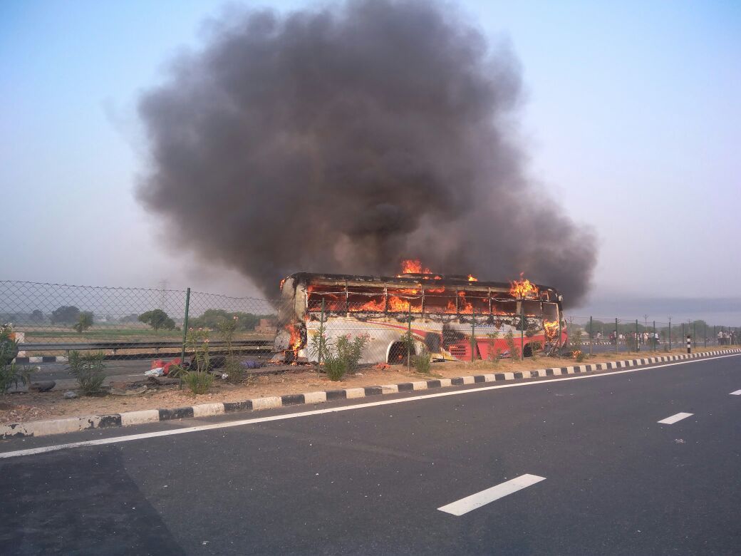 आगरा -आगरा लखनऊ एक्सप्रेस पर बस में लगी आग यात्री बाल बाल बचे पुलिस मौके पर