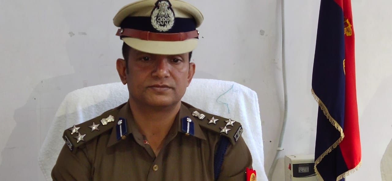नवागत पुलिस उपमहानिरीक्षक सुभाष चंद्र दुबे ने मीडिया प्रतिनिधियों को संबोधित किया