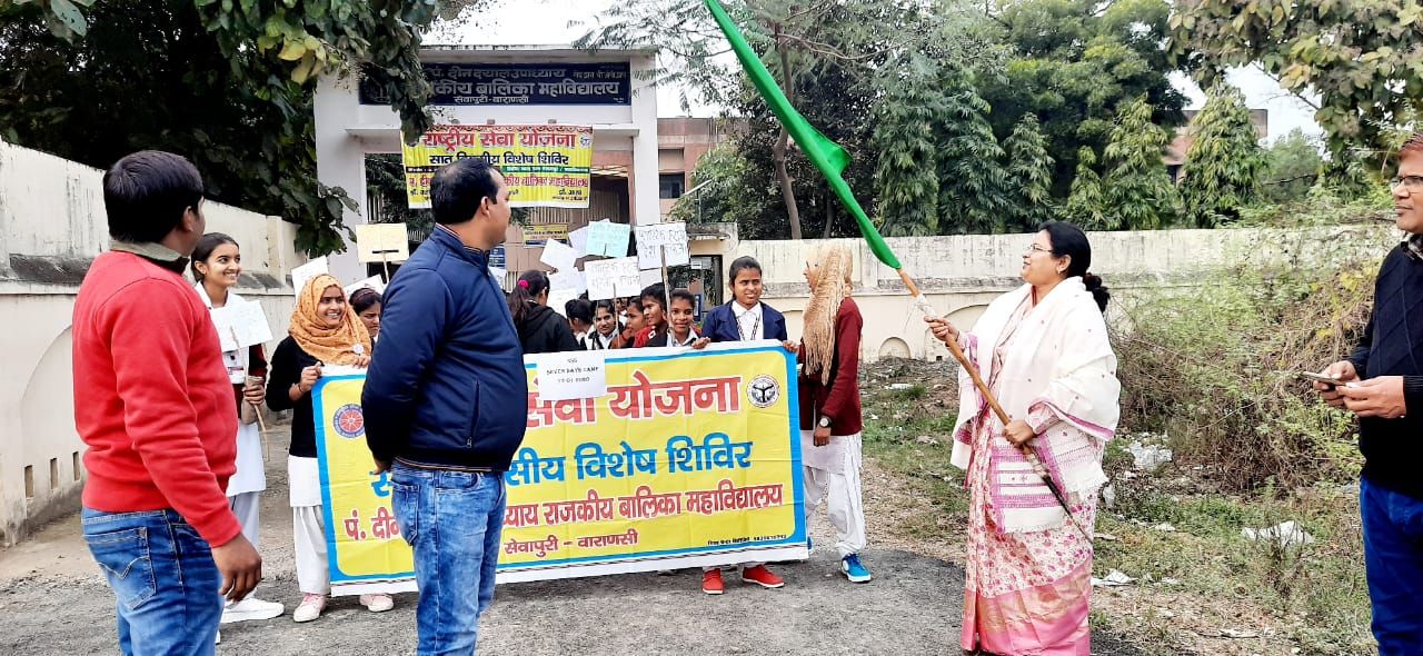 प्लास्टिक मुक्त भारत बनाने के लिए छात्राओं ने निकाली रैली