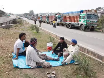 भारत ने पाकिस्तान के साथ सीमा पार व्यापार पर लगाई रोक
