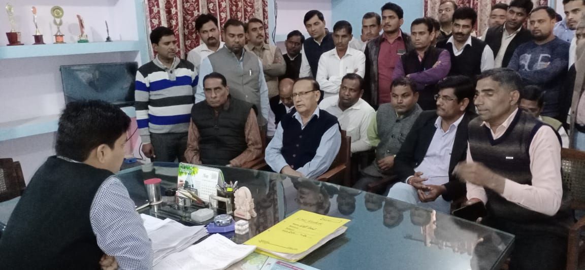 बिलारी एसडीएम के रवैये पर भड़के वकील, कोर्ट के बहिष्कार का ऐलान बिलारी एसडीएम के रवैये पर भड़के वकील, कोर्ट के बहिष्कार का ऐलान