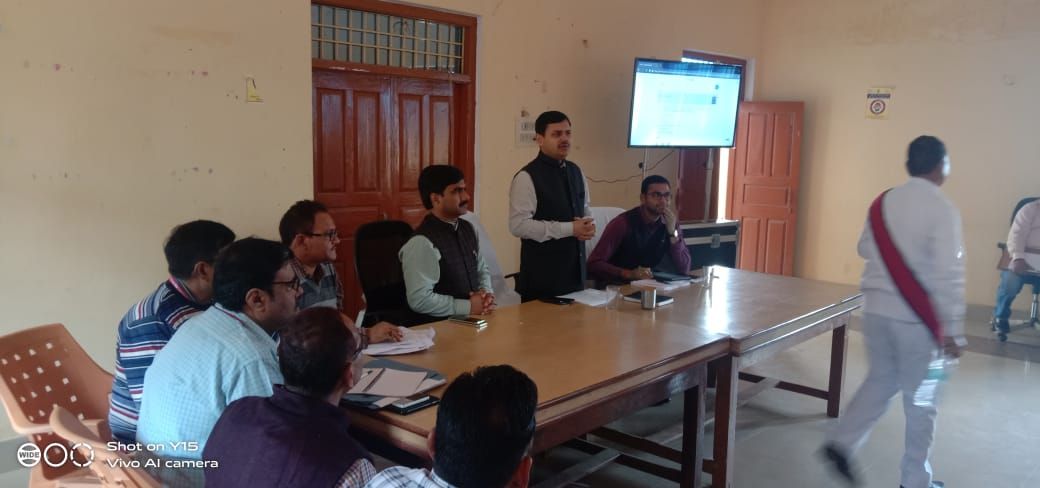 समग्र विकास योजना की बैठक में डीएम ने अफसरों की लगाई क्लास समग्र विकास योजना की बैठक में डीएम ने अफसरों की लगाई क्लास