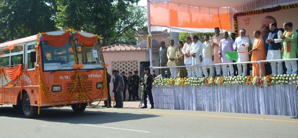 CM योगी ने 50 संकल्प सेवा बसों को दिखाई झंडी CM योगी ने 50 संकल्प सेवा बसों को दिखाई झंडी